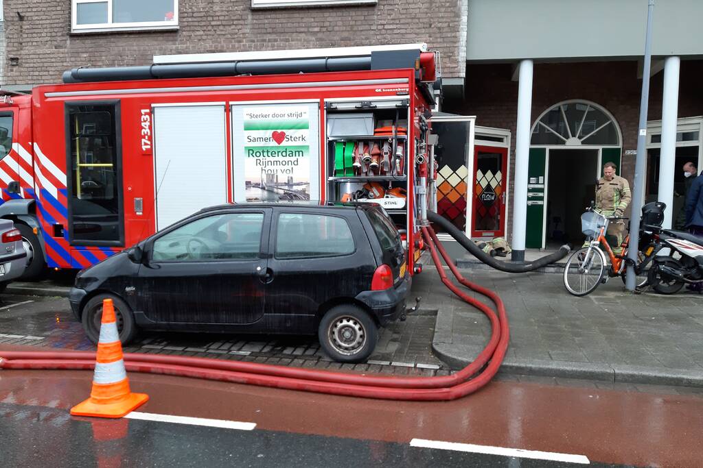Brandweer pompt volgelopen kelder leeg