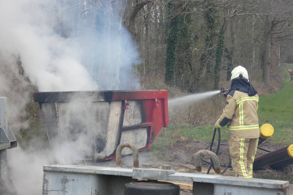 Dixi en bouwcontainer in brand