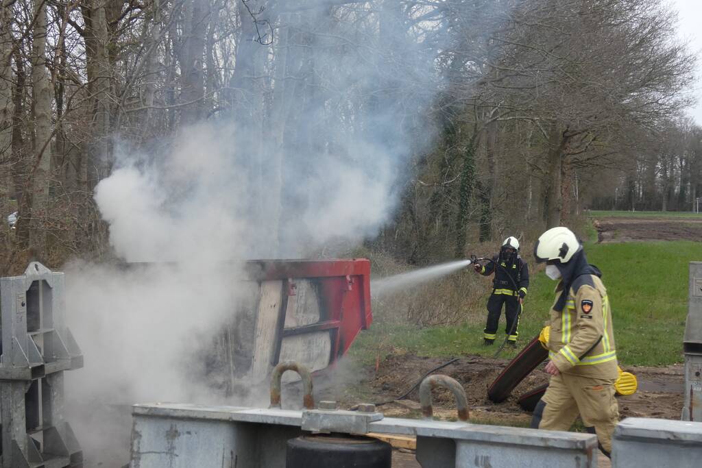 Dixi en bouwcontainer in brand