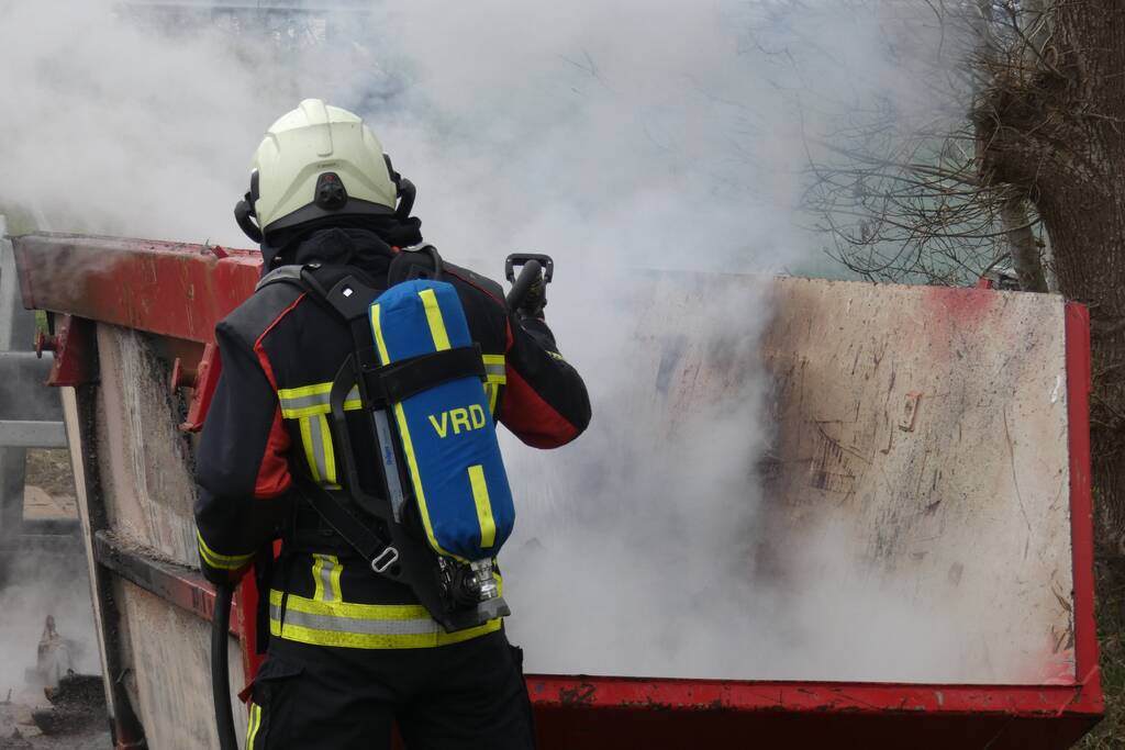 Dixi en bouwcontainer in brand
