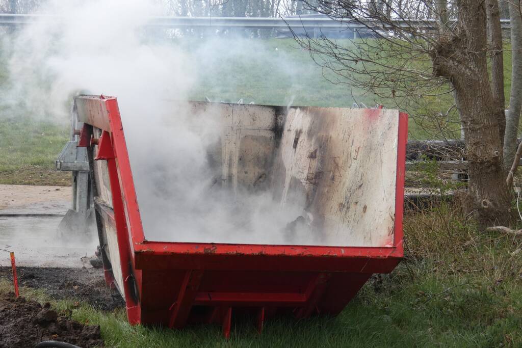 Dixi en bouwcontainer in brand