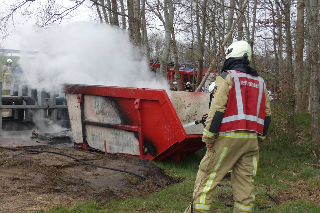 Dixi en bouwcontainer in brand