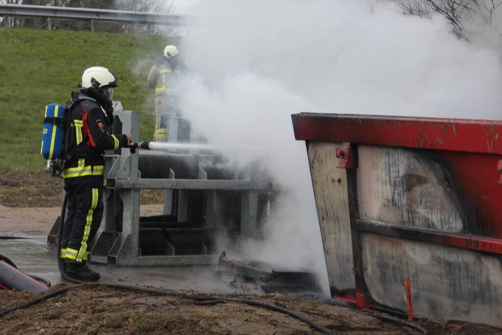 Dixi en bouwcontainer in brand