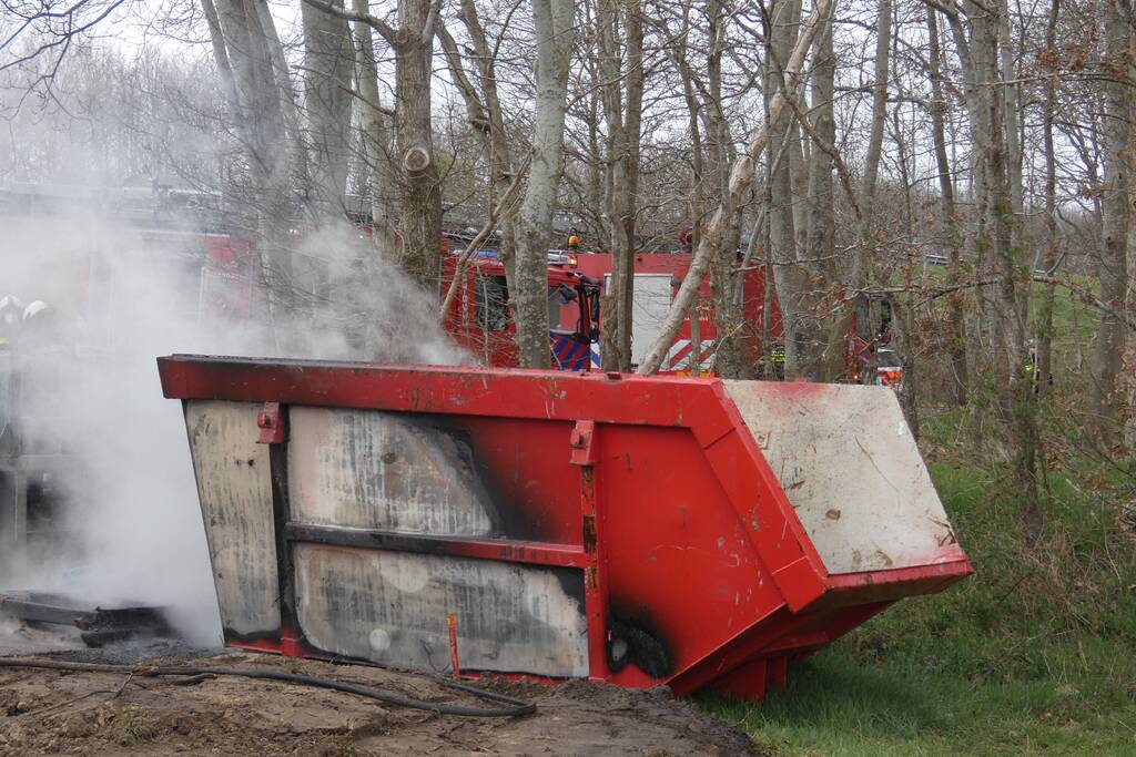 Dixi en bouwcontainer in brand