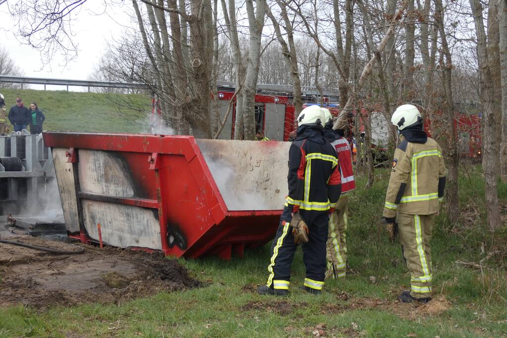 Dixi en bouwcontainer in brand