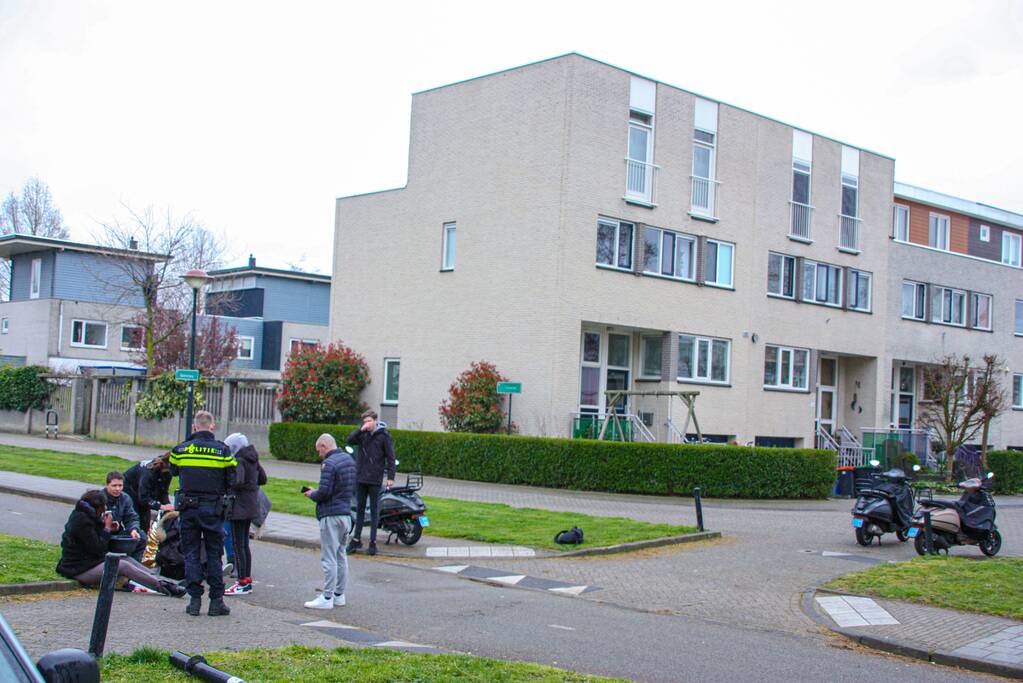 Twee personen met scooter onderuit