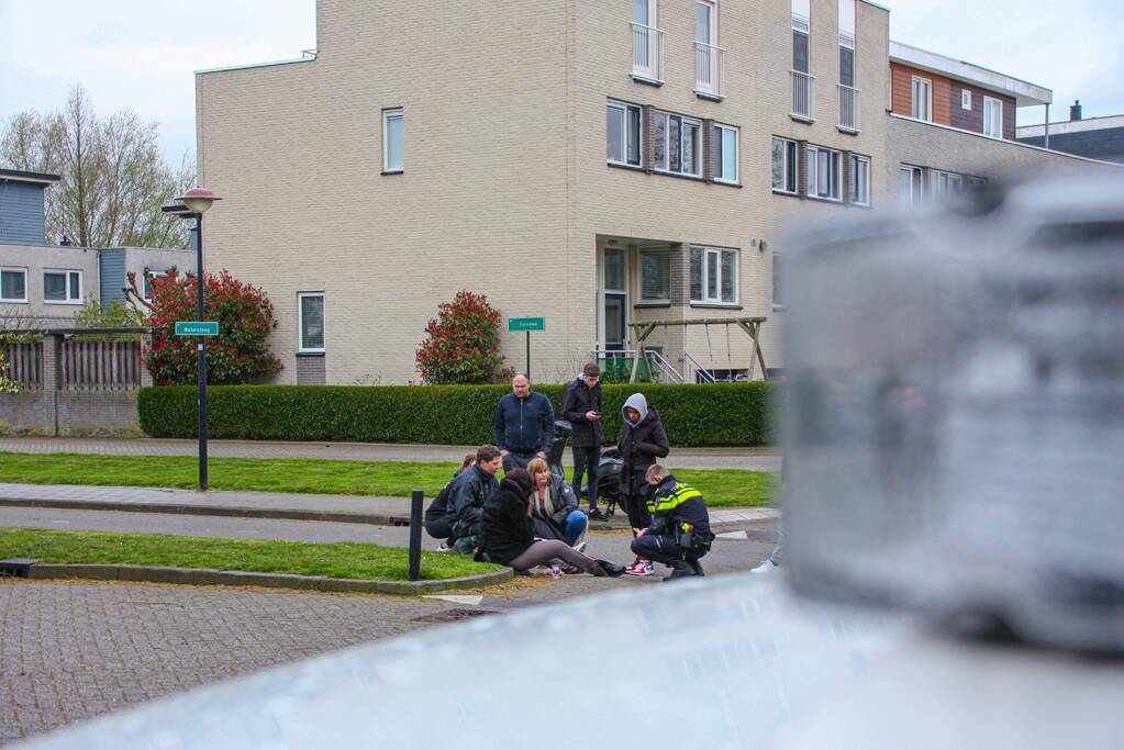 Twee personen met scooter onderuit