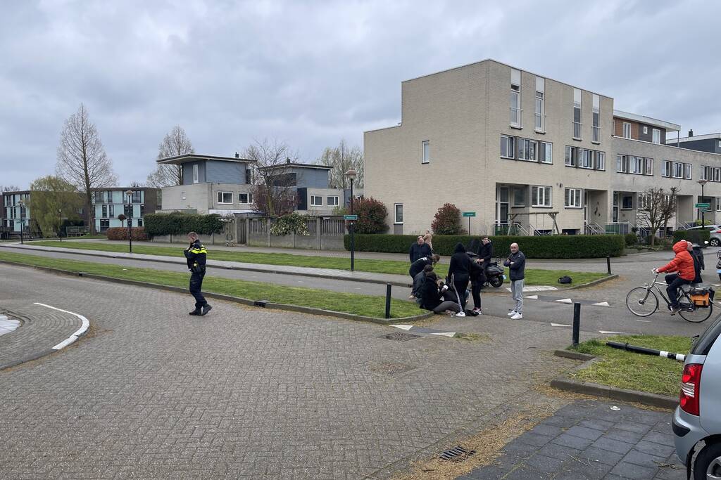 Twee personen met scooter onderuit