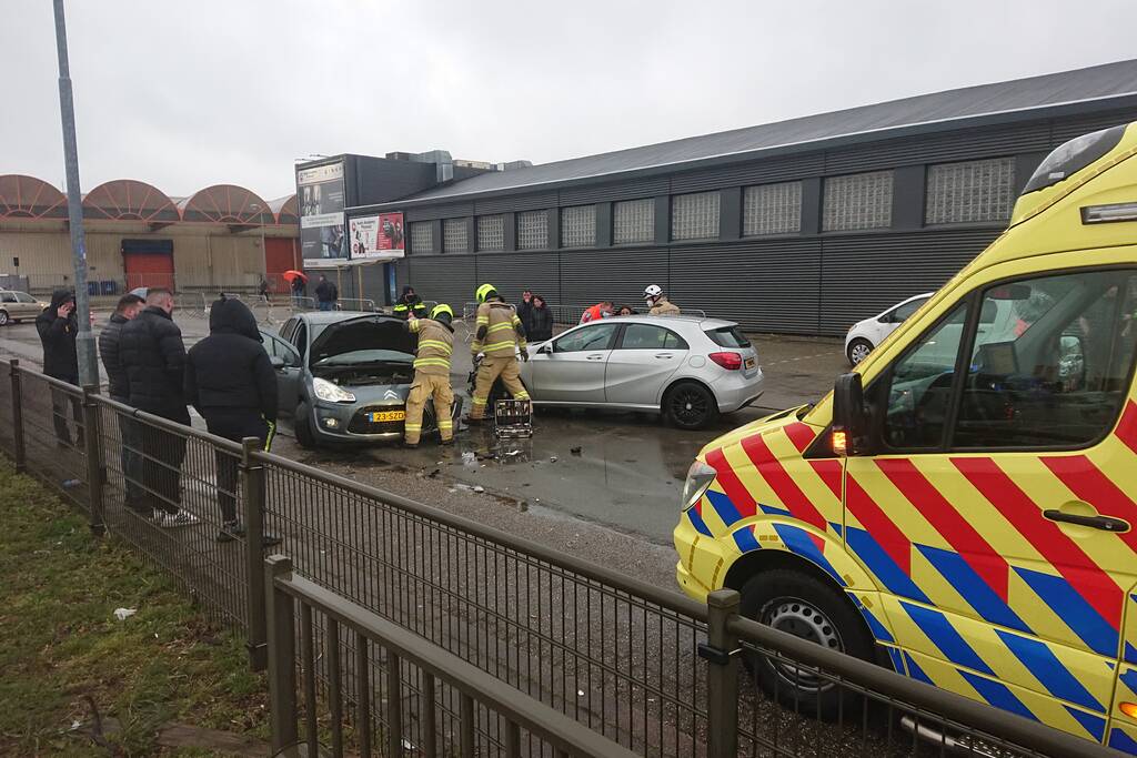 Personenauto's total-loss na frontale botsing