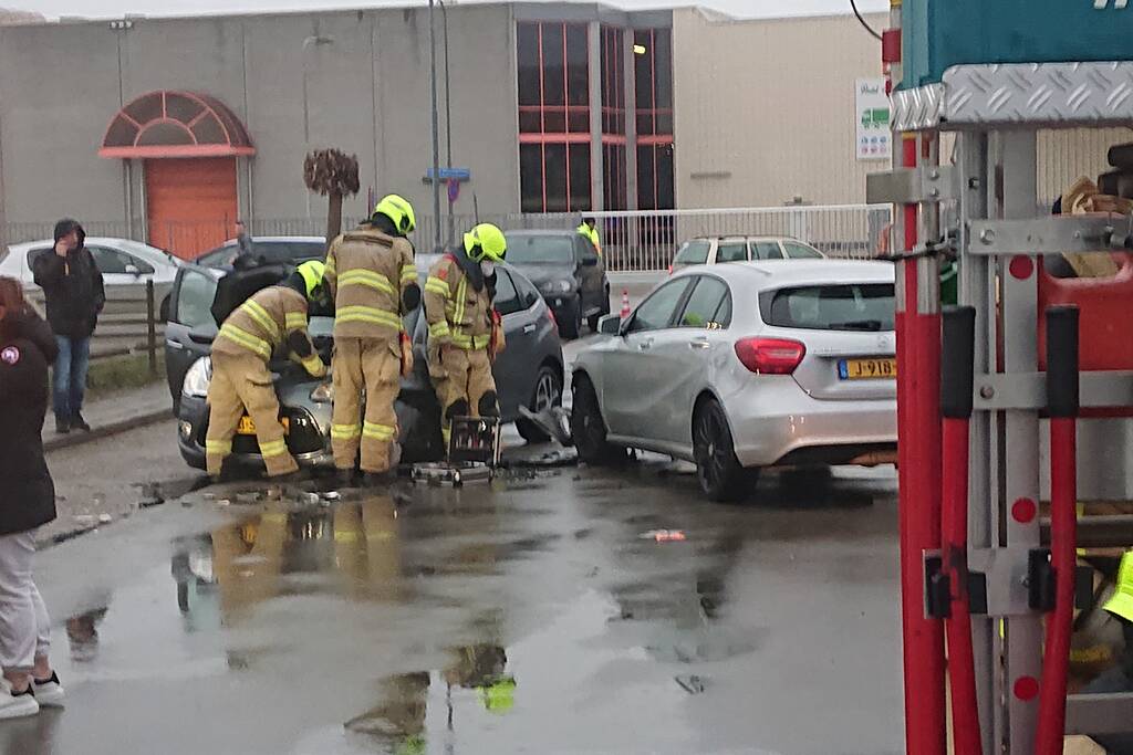 Personenauto's total-loss na frontale botsing