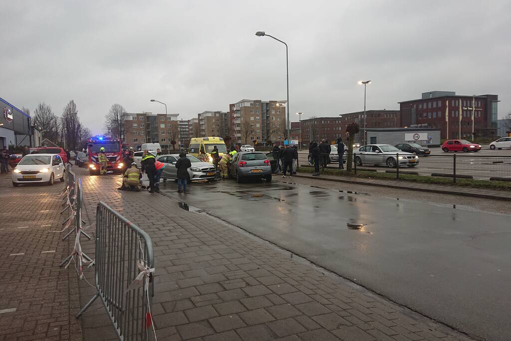 Personenauto's total-loss na frontale botsing