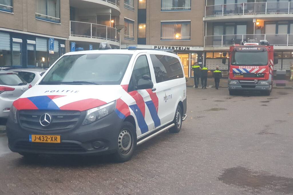 Waterlekkage op dak van seniorencomplex