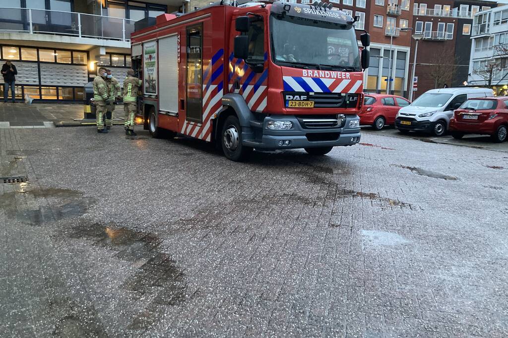 Waterlekkage op dak van seniorencomplex