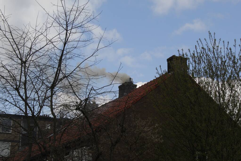 Veel rook bij brand in schoorsteen