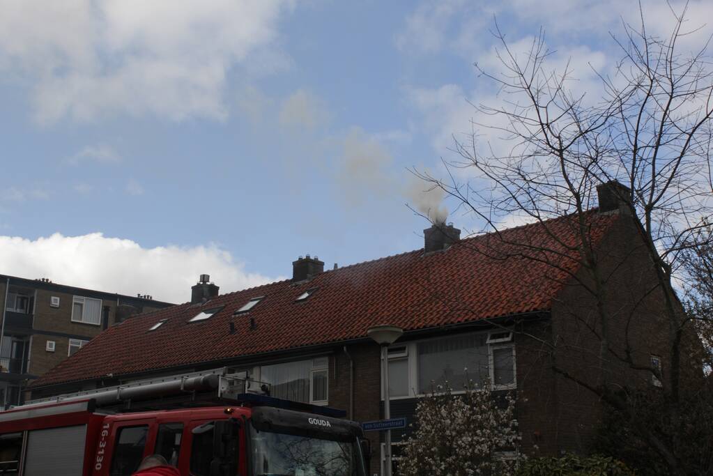 Veel rook bij brand in schoorsteen