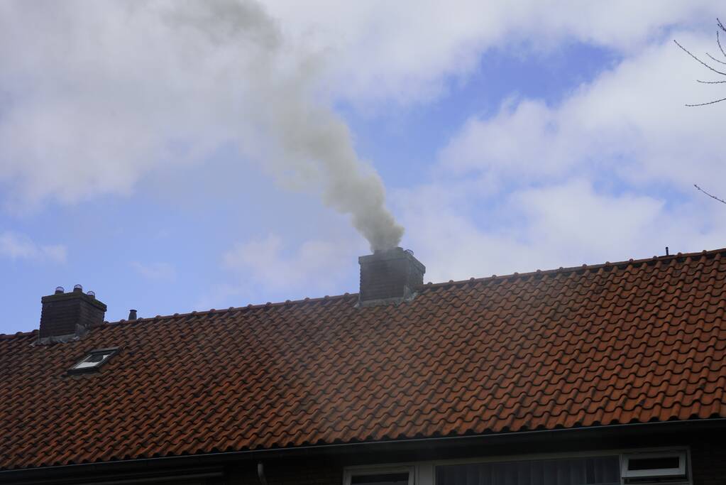Veel rook bij brand in schoorsteen