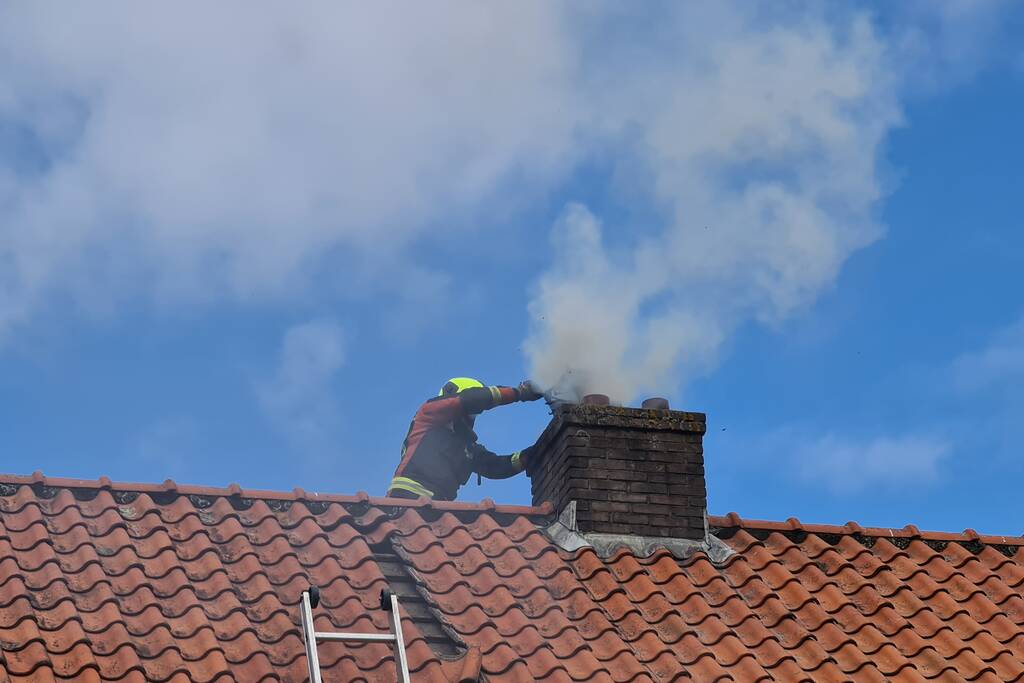 Veel rook bij brand in schoorsteen