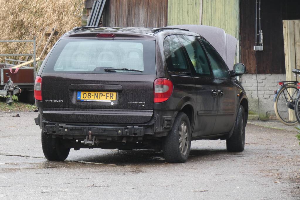 Brandweer doet controle na brand in personenauto