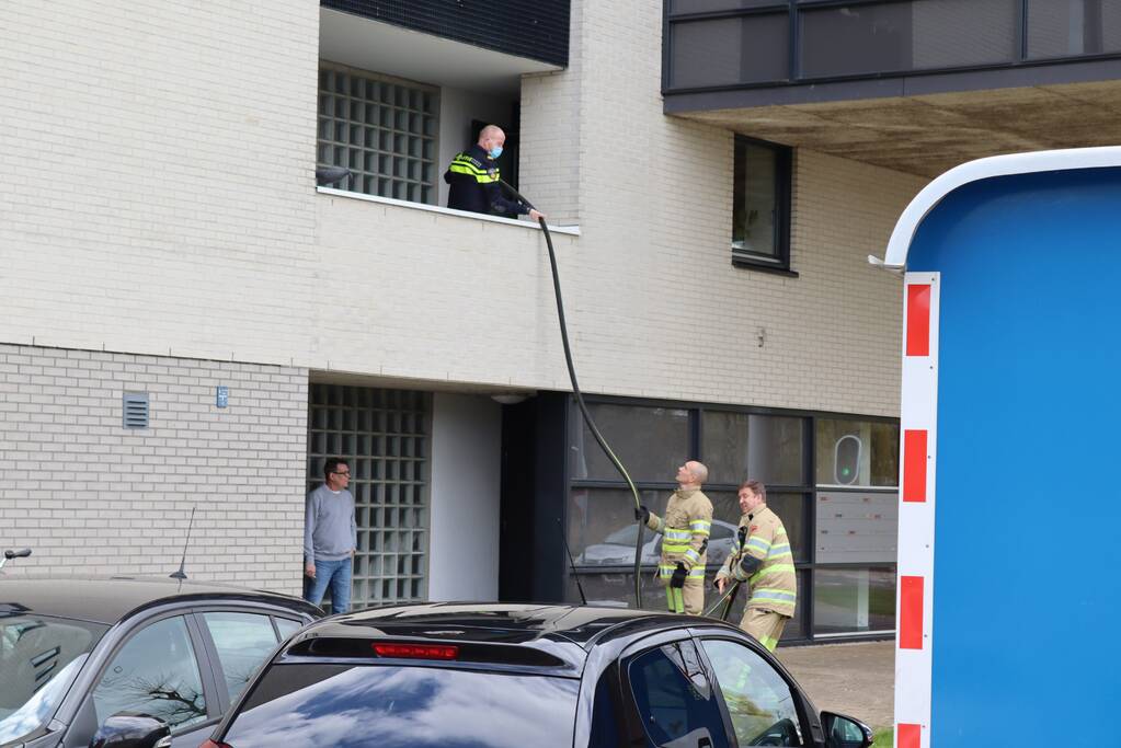 Brandweer ventileert woning na keukenbrand