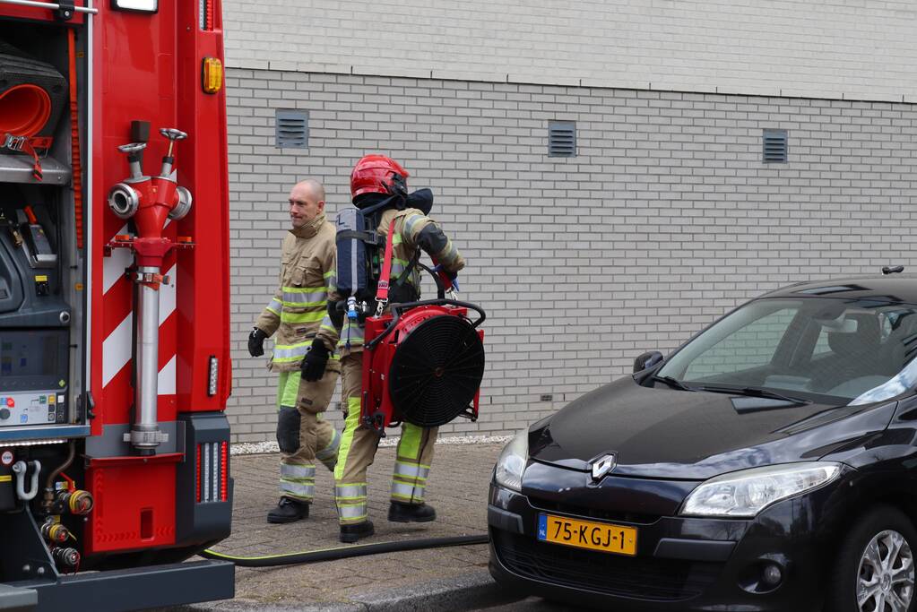 Brandweer ventileert woning na keukenbrand