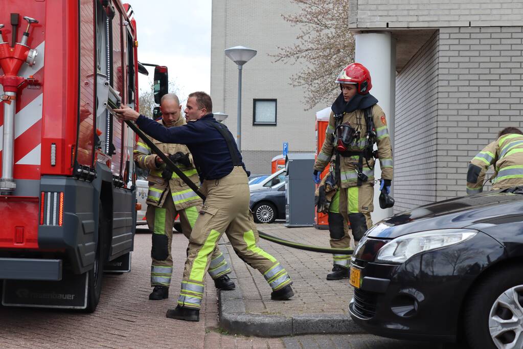 Brandweer ventileert woning na keukenbrand