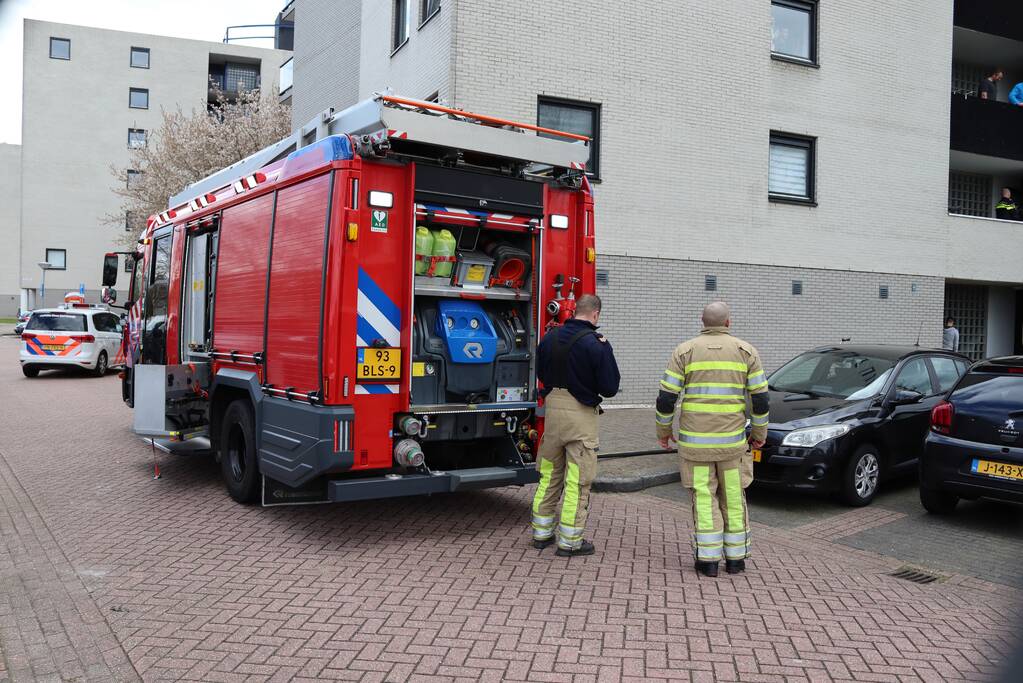 Brandweer ventileert woning na keukenbrand