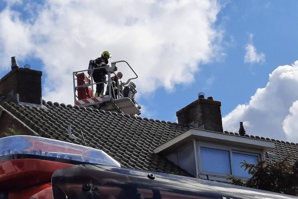 Brandweer verwijderd vogelnest uit schoorsteen na schoorsteenbrand