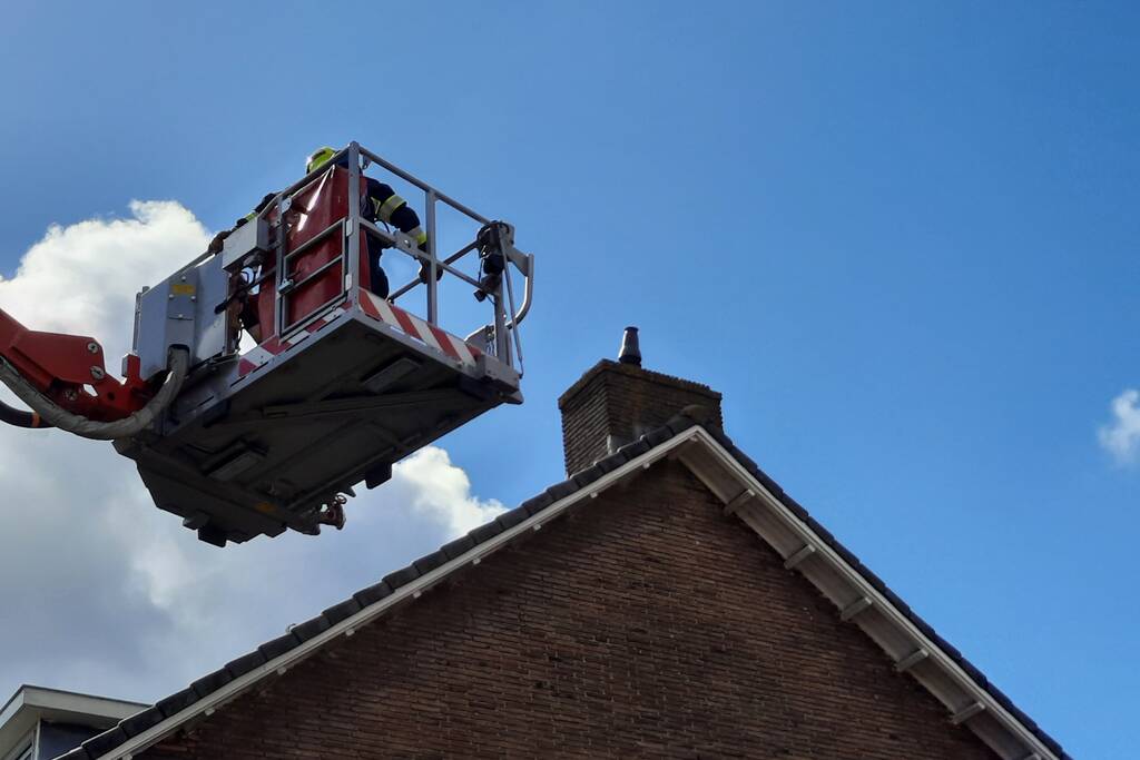Brandweer verwijderd vogelnest uit schoorsteen na schoorsteenbrand