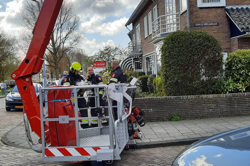 Brandweer verwijderd vogelnest uit schoorsteen na schoorsteenbrand