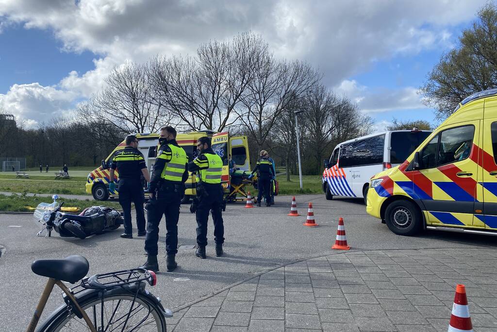 Scooterrijder zwaargewond bij botsing met maaltijdbezorger