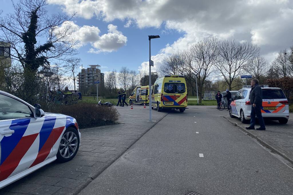 Scooterrijder zwaargewond bij botsing met maaltijdbezorger