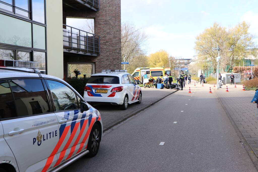 Scooterrijder zwaargewond bij botsing met maaltijdbezorger