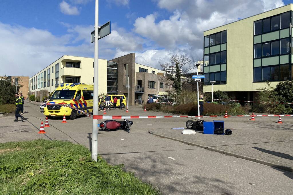 Scooterrijder zwaargewond bij botsing met maaltijdbezorger