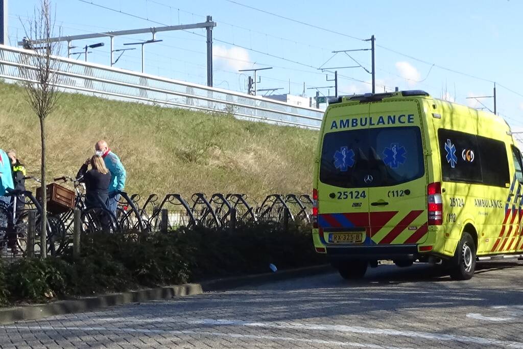 Fietser botst tegen geparkeerde fietsen