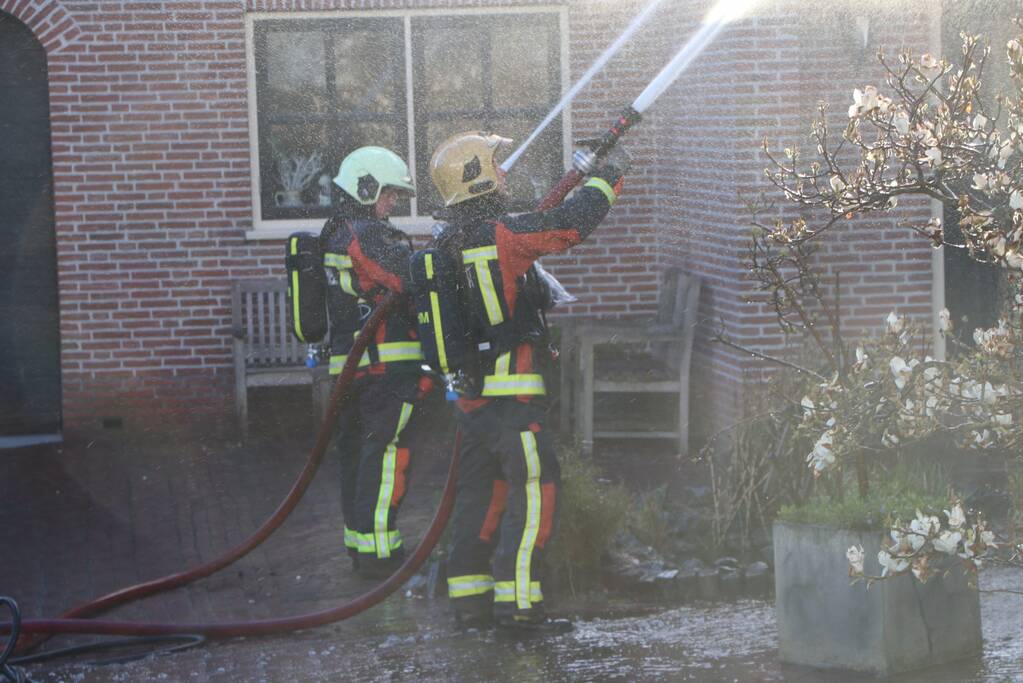 Schoorsteenbrand bij woning met rietendak