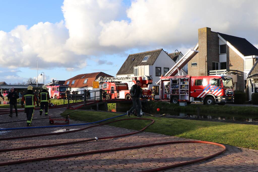Schoorsteenbrand bij woning met rietendak