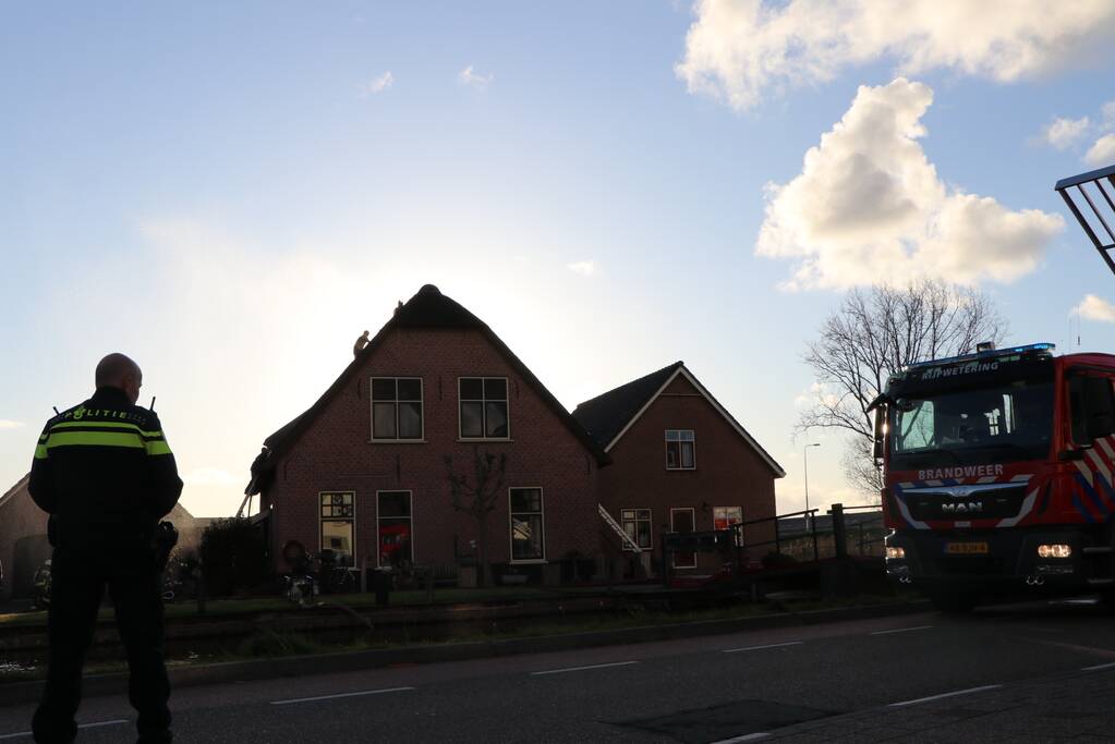Schoorsteenbrand bij woning met rietendak