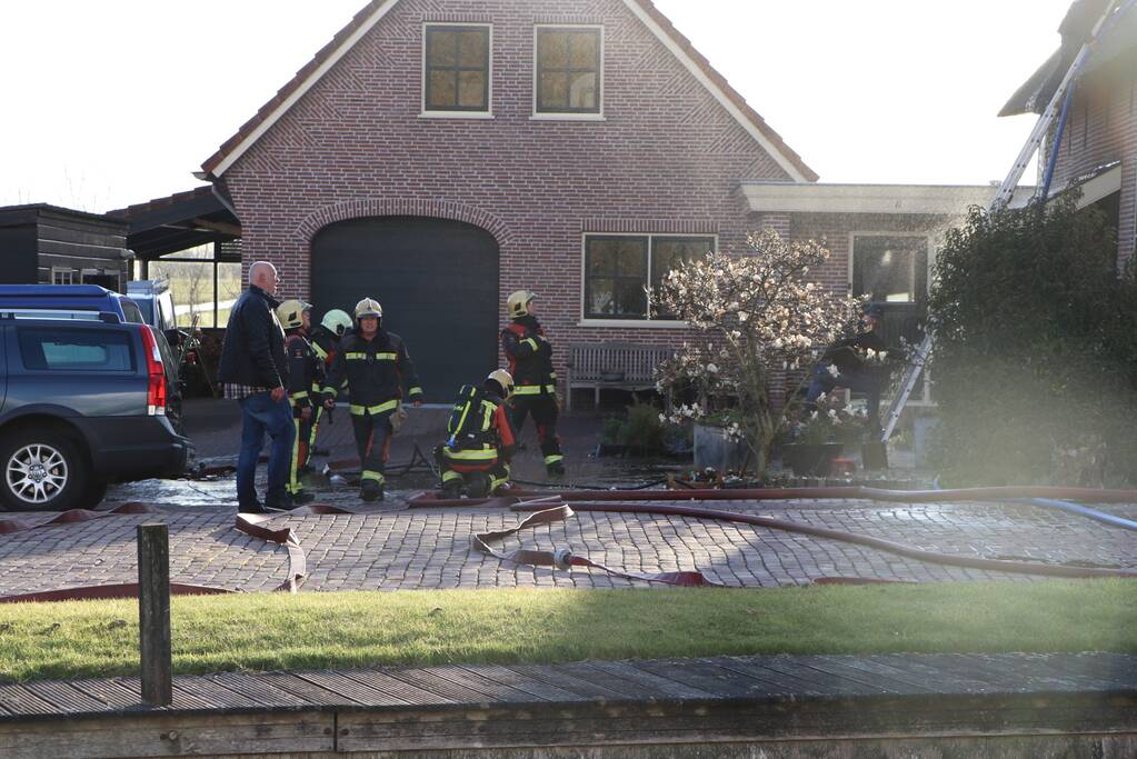 Schoorsteenbrand bij woning met rietendak