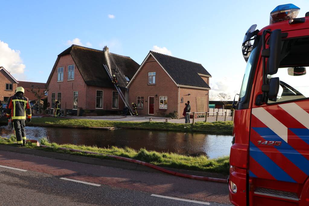 Schoorsteenbrand bij woning met rietendak