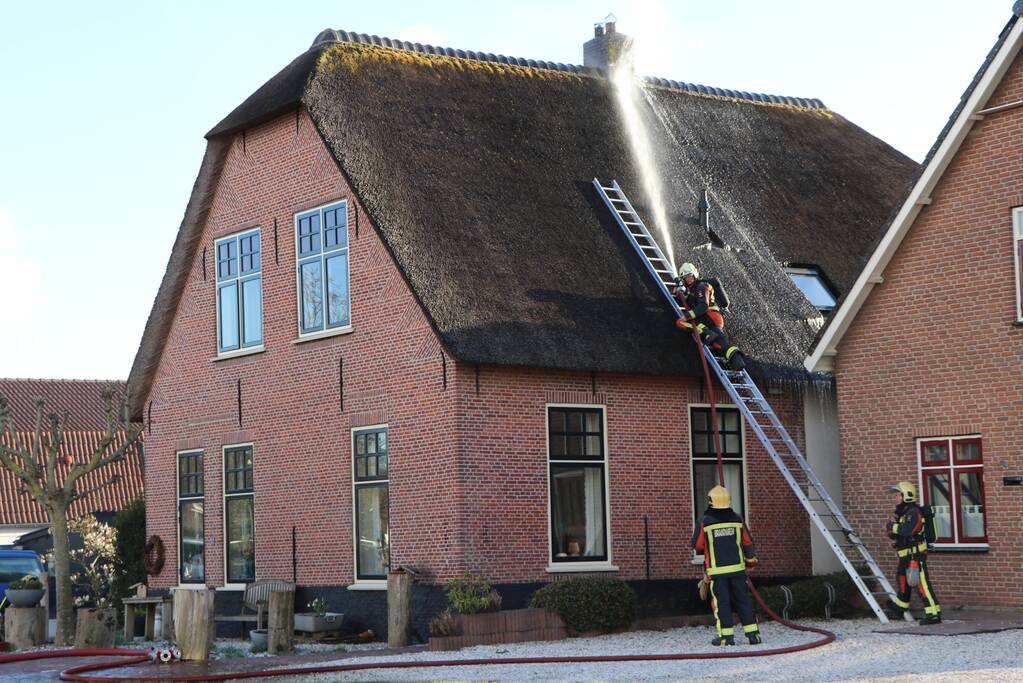 Schoorsteenbrand bij woning met rietendak
