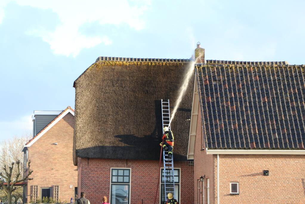 Schoorsteenbrand bij woning met rietendak