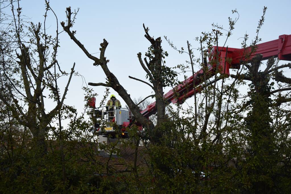 Brandweer blust schoorsteenbrand
