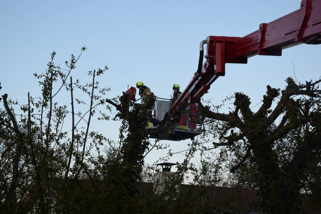 Brandweer blust schoorsteenbrand