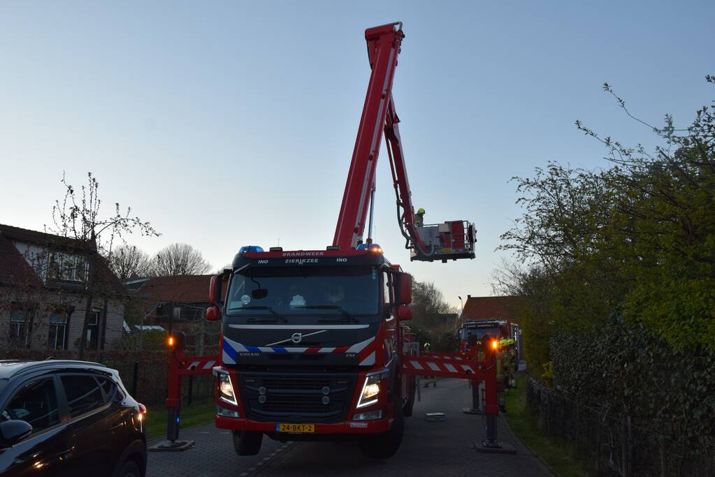 Brandweer blust schoorsteenbrand