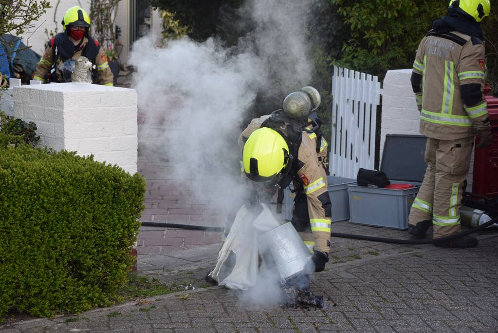 Brandweer blust schoorsteenbrand