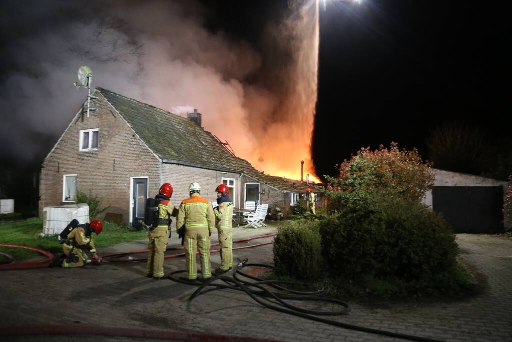 Uitslaande brand bij voormalig woonboerderij