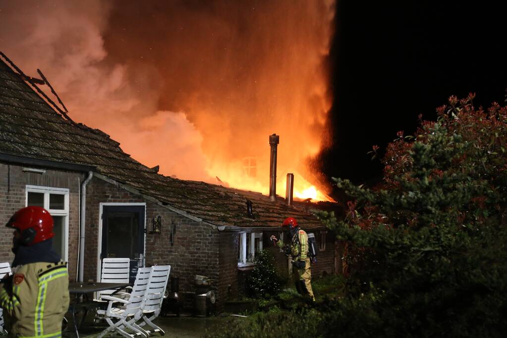 Uitslaande brand bij voormalig woonboerderij
