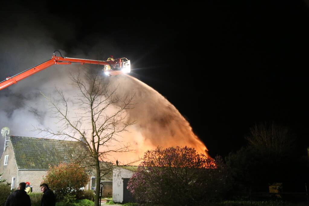 Uitslaande brand bij voormalig woonboerderij