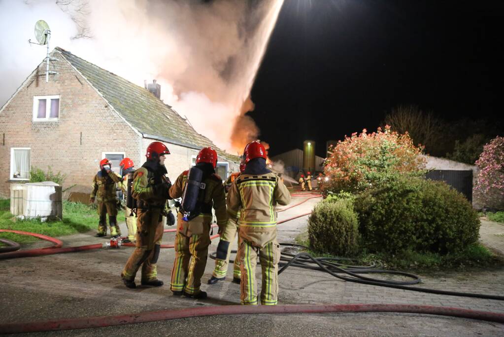 Uitslaande brand bij voormalig woonboerderij
