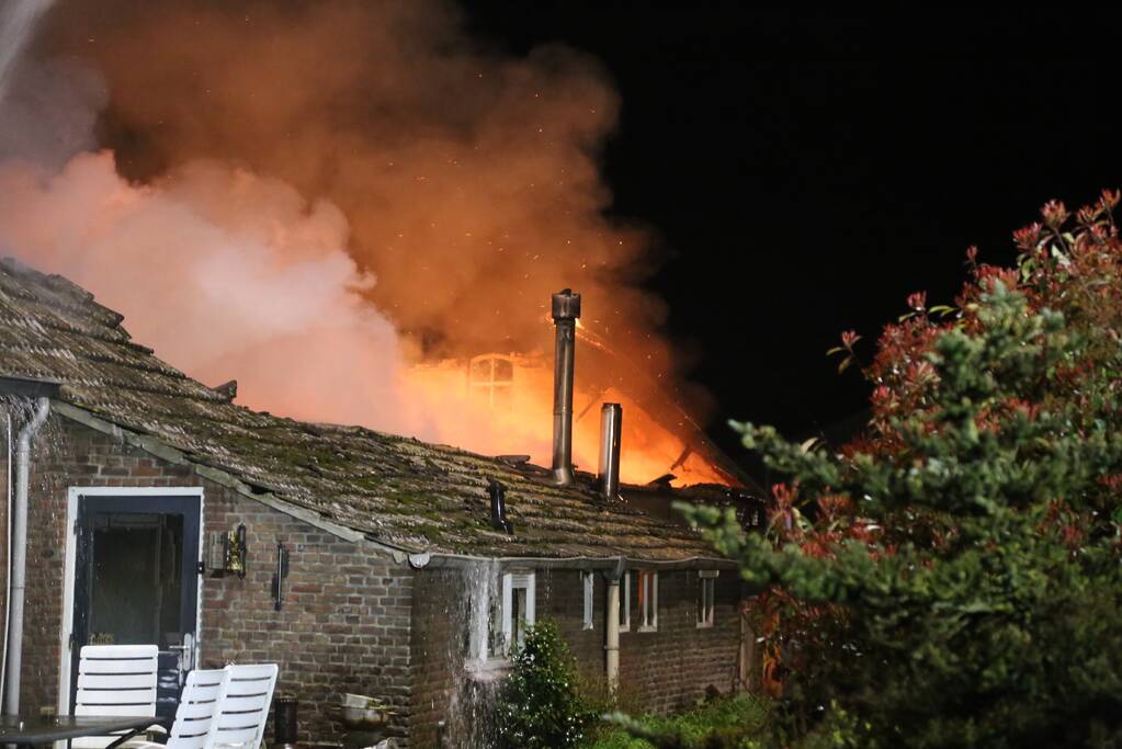 Uitslaande brand bij voormalig woonboerderij